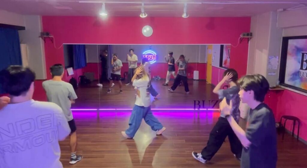 心斎橋のダンスレッスンで仲間と練習する生徒たち