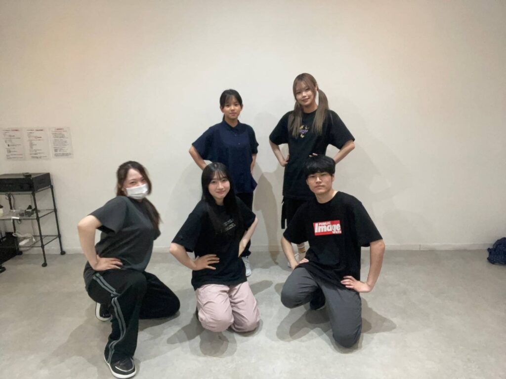 梅田のK-POPダンスクラスに通う初心者の様子