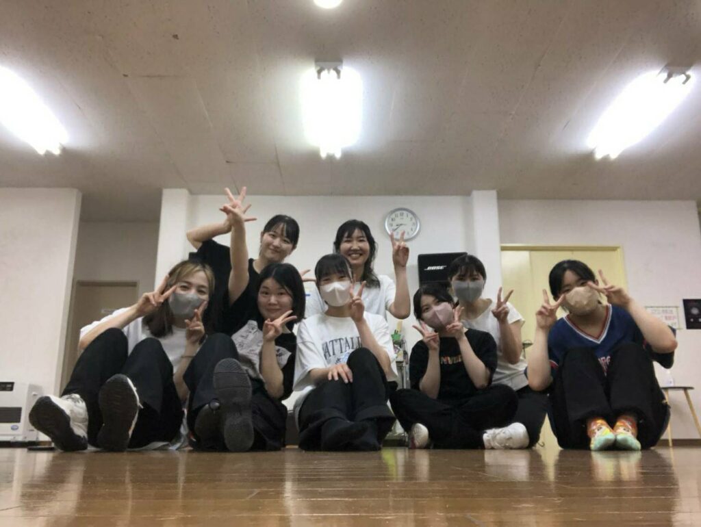 大阪梅田のヒップホップダンス教室で初心者が少人数で学ぶ様子
