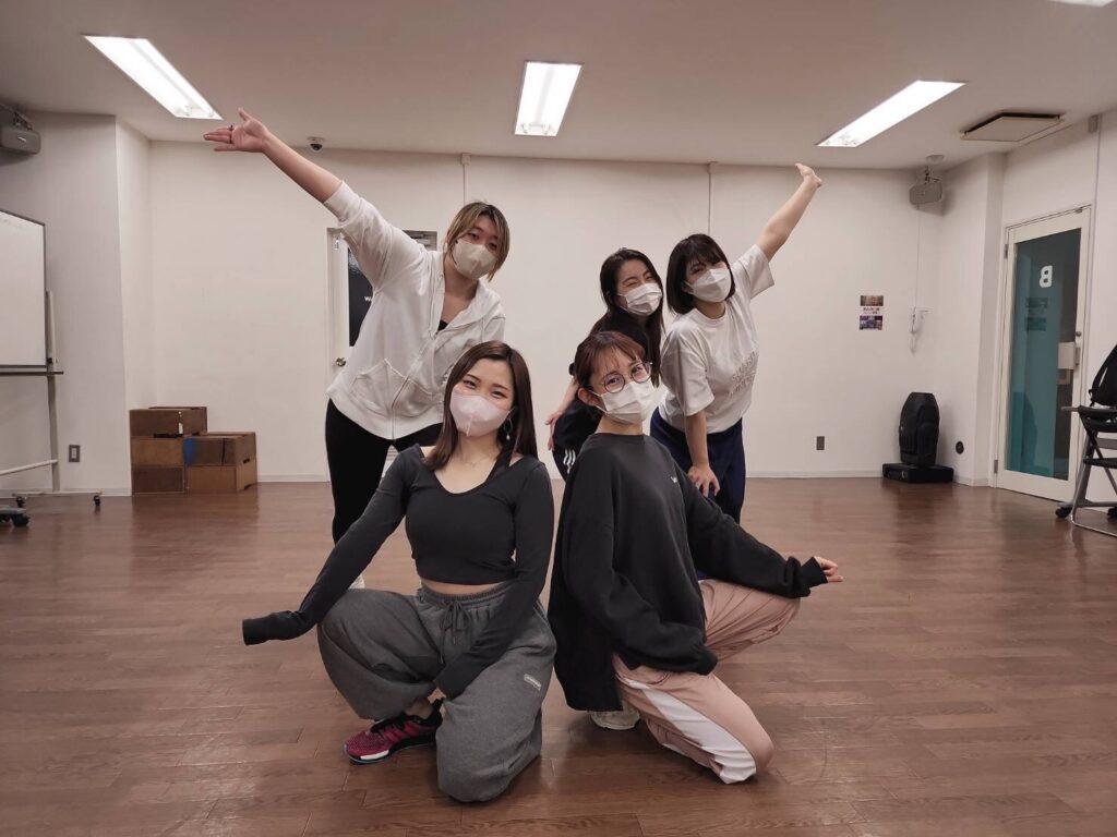 心斎橋のスタジオでヒップホップダンスを楽しむ生徒
