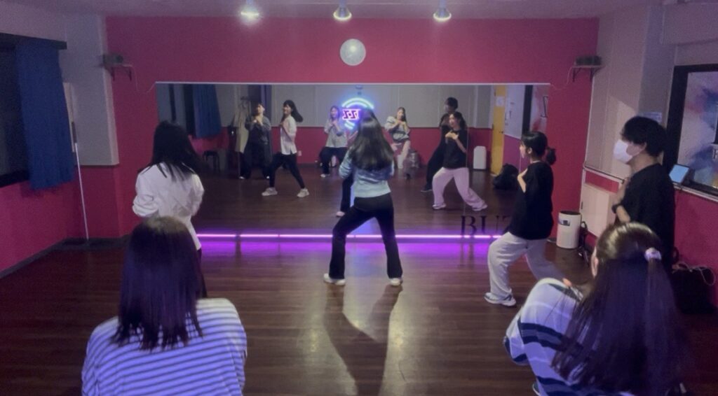 大阪のダンススクールで大人初心者がK-POPを練習