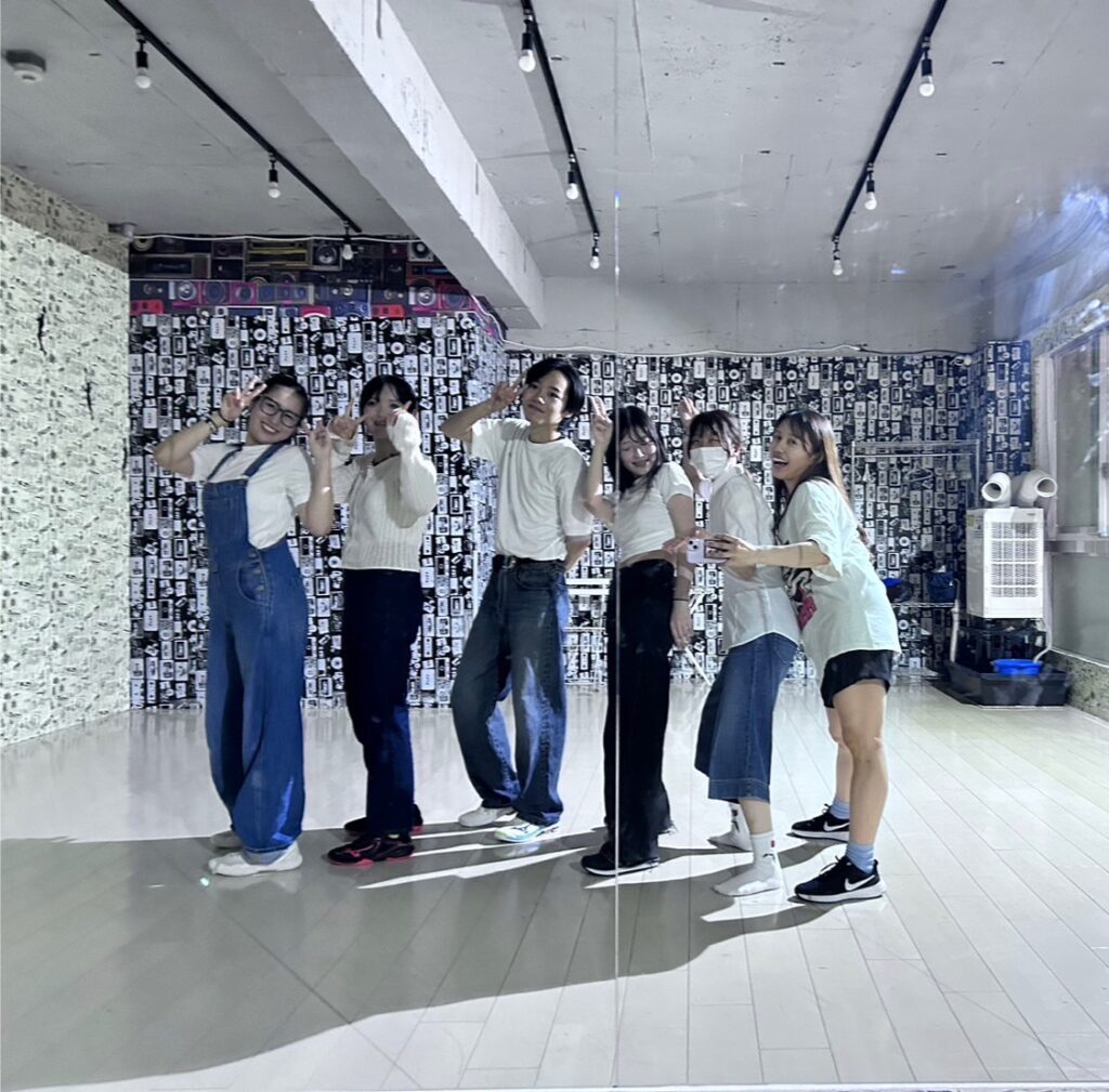 大阪でダンス初心者がK-POPダンスを学ぶ様子