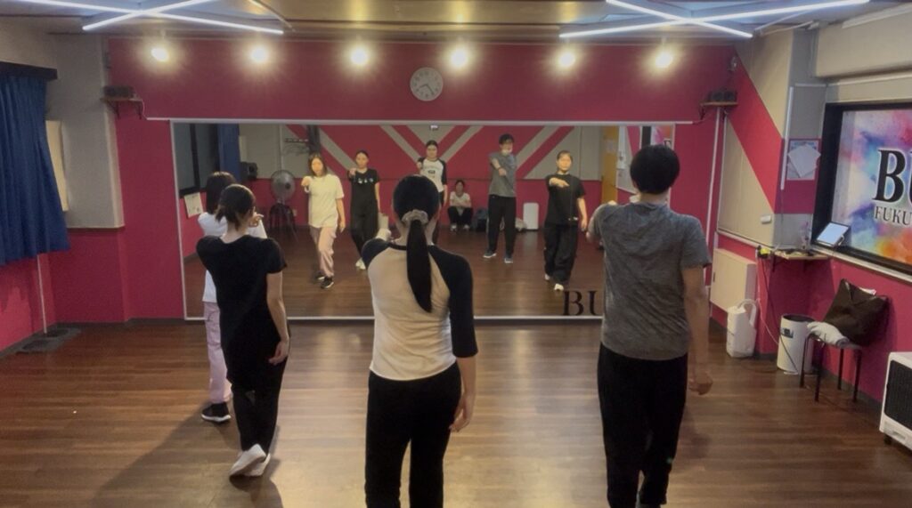 大阪のダンススクールで基礎練習を行うダンサー志望者