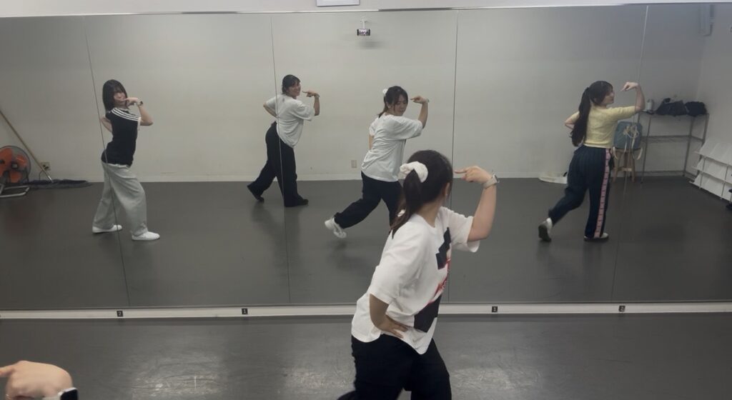 ダンス上達のために筋トレを行う大阪のダンサー志望者