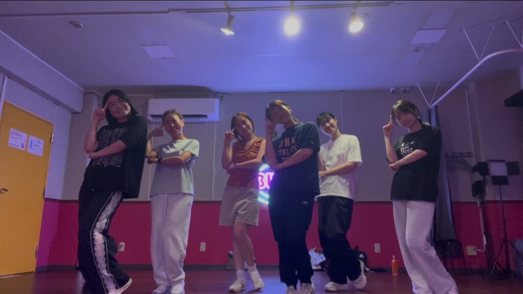 大阪のダンススクールでレッスンを受ける初心者ダンサー
