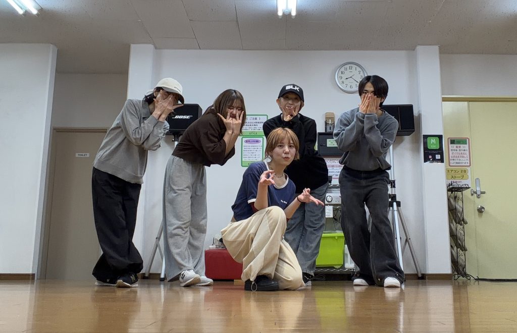 大阪ダンススクールブライトの初心者クラスの講師と生徒が記念撮影